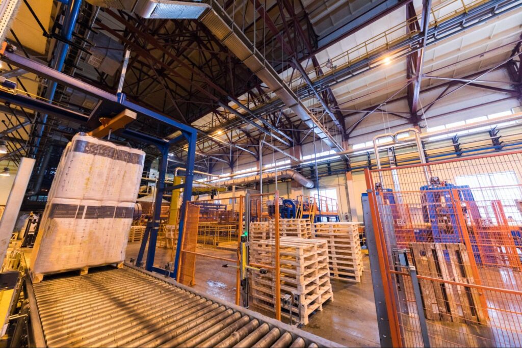 Automated warehouse conveyor system efficiently moving pallets in a modern facility.